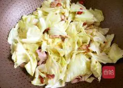 Illustration of how to make hot and sour shredded cabbage 8