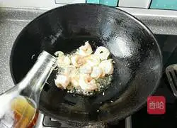 Illustration of how to make fried asparagus and shrimps 8