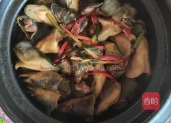 Illustration of how to make stuffed eel head in casserole 5