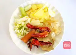 Soybean braised pig's trotters recipe 4