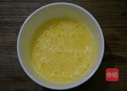 Illustration of how to make fried onions and eggs 1