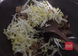 Illustration of how to make pork and cabbage vermicelli 3