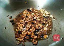 Illustration of how to stir-fry silkless beans with black bean sauce 4