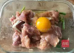 Illustration of how to make golden pork cubes 4