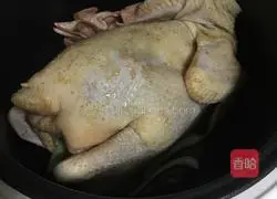 Illustration of how to make salt-baked chicken in rice cooker 5