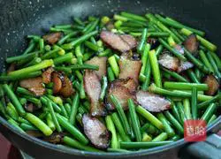 Illustration of how to stir-fry bacon with garlic moss 12