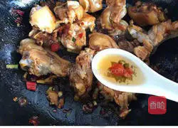 Illustration of how to make spicy pig trotters 6