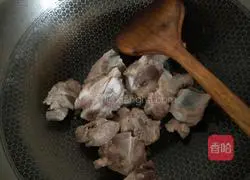  Illustration of how to make pork ribs and tea tree mushrooms 4