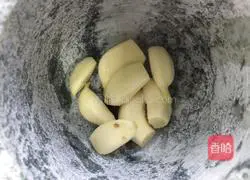 Illustration of how to make garlic white meat 7