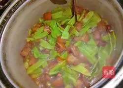 Illustration of how to make braised pork with beans 12