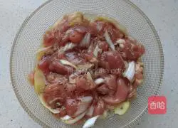 Illustration of how to stir-fry mutton with cumin and scallions 3