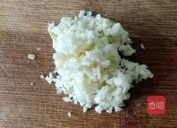 Illustration of how to stir-fry brussel sprouts with minced garlic 5