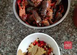 Illustration of how to make spicy crayfish with lotus root 2