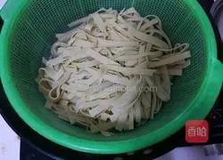 Illustration of how to stir-fry bean curd with green pepper 3