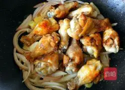 Illustration of how to suck chicken wing roots 10