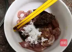 Illustration of how to make fried pork with green pepper 1