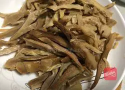 Recipe for stir-fried bacon with dried bamboo shoots Illustration 2