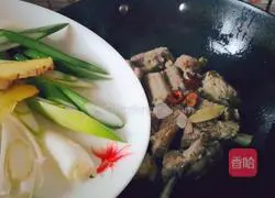 Illustration of how to make pork ribs and stewed potatoes 7