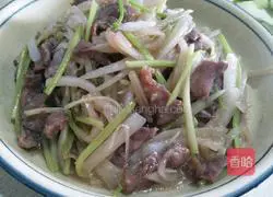 Illustration of how to make simple stir-fried radish and celery slices 6