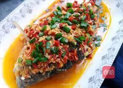 Illustration of how to make crucian carp with chopped pepper 14