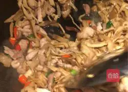 Illustration of how to braise smoked bamboo shoots in oil, shredded smoked bamboo shoots, and dry fried meat 8