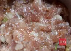 Illustration of how to stir-fry edamame with spicy minced pork and millet 1