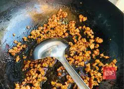 Illustration of how to make ants climb a tree 7