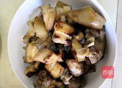 Illustration of braised pig's feet with mushrooms and peanuts 9