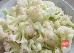 Illustration of how to make cauliflower fried pork bento 3