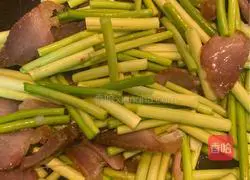 Illustration of how to stir-fry garlic sprouts with soy sauce meat 4