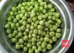 Illustration of how to make stir-fried pork belly with peas 1