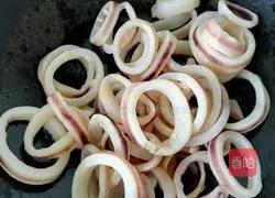 Illustration of how to make fried squid rings with green pepper and onion 3
