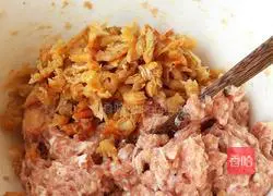 Illustration of how to make thousands of shrimp rolls 8