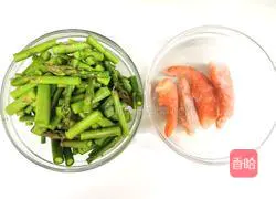 Illustration of how to cook asparagus and shrimps 1