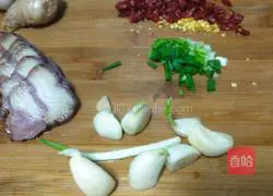 Illustration of how to stir-fry bacon with lettuce 4