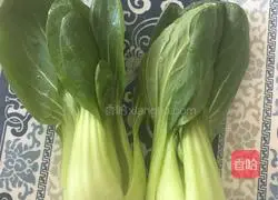 Illustration of how to make lettuce rolls with meat 1