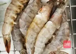 Illustration of how to fry shrimps with oil consumption 1
