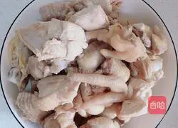 Illustration of how to make stewed chicken with fungus 3