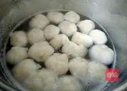Illustration of how to make crispy fish balls 9