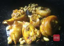 Peanut stewed pig trotters Practice illustration 13