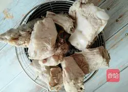 Illustration of how to cook ribs with daylily 4