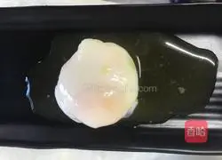 Illustration of how to steam poached eggs 4