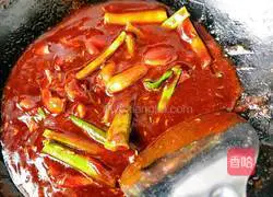 Illustration of how to stew mackerel in iron pot 12