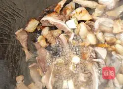 Illustration of how to make sauerkraut and pork stewed vermicelli 4