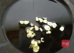 Illustration of how to make fried scallops with celery 2