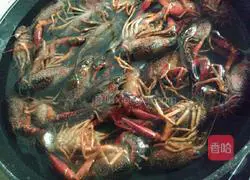 Illustration of how to make beer crayfish 6