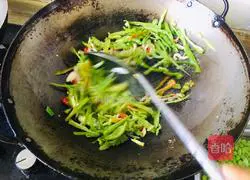 Illustration of how to stir-fry shredded pork with green pepper and bean skin 6