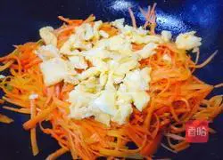 Illustration of making egg and carrot shreds 12