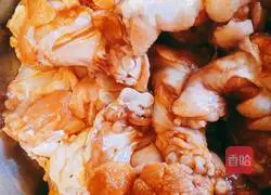 Illustration of how to make fried Orleans chicken legs 1