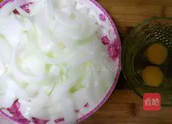 Illustration of how to make fried onions and eggs 1